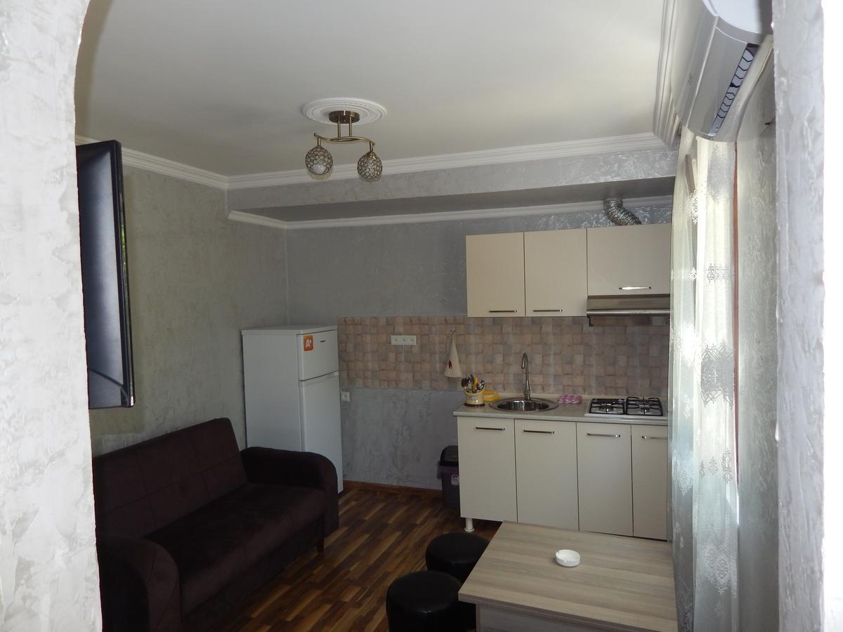 Guest House on Angisa Batoumi Extérieur photo